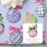 名門私立校風のChristmas Bablesオーナメント スクエアシール<br><div class="desc">PreppyPrint.com – このフェスティバルパターンは休日の応援とツイストよくはしゃぐをもたらす名門私立校風の!クラシックのクリスマスボー鮮やかブルをカラーで彩り、カリカリした弓とtouchのチャイノアイズリーの魅力をトッピングし、伝統とトレンドの完璧なブレンド。このデザインを好きな商品に移せ！アイテムのコーディネートについては、私のデザイナーストアPreppyPrint.comにアクセスして下さい。</div>