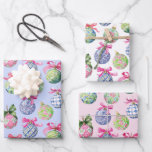 名門私立校風のChristmas Bablesオーナメント ラッピングペーパーシート<br><div class="desc">PreppyPrint.com – このフェスティバルパターンは休日の応援とツイストよくはしゃぐをもたらす名門私立校風の!クラシックのクリスマスボー鮮やかブルをカラーで彩り、カリカリした弓とtouchのチャイノアイズリーの魅力をトッピングし、伝統とトレンドの完璧なブレンド。このデザインを好きな商品に移せ！アイテムのコーディネートについては、私のデザイナーストアPreppyPrint.comにアクセスして下さい。</div>