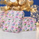 名門私立校風のChristmas Bablesオーナメント ラッピングペーパー<br><div class="desc">PreppyPrint.com – このフェスティバルパターンは休日の応援とツイストよくはしゃぐをもたらす名門私立校風の!クラシックのクリスマスボー鮮やかブルをカラーで彩り、カリカリした弓とtouchのチャイノアイズリーの魅力をトッピングし、伝統とトレンドの完璧なブレンド。このデザインを好きな商品に移せ！アイテムのコーディネートについては、私のデザイナーストアPreppyPrint.comにアクセスして下さい。</div>