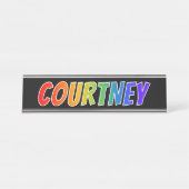 名"COURTNEY": おもしろいの虹の着色 デスクネームプレート (正面)