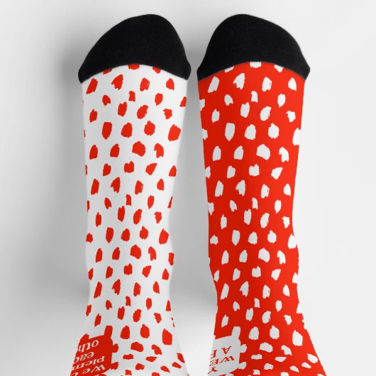 向おもしろいかい合う赤い白のペア ソックス (上部)