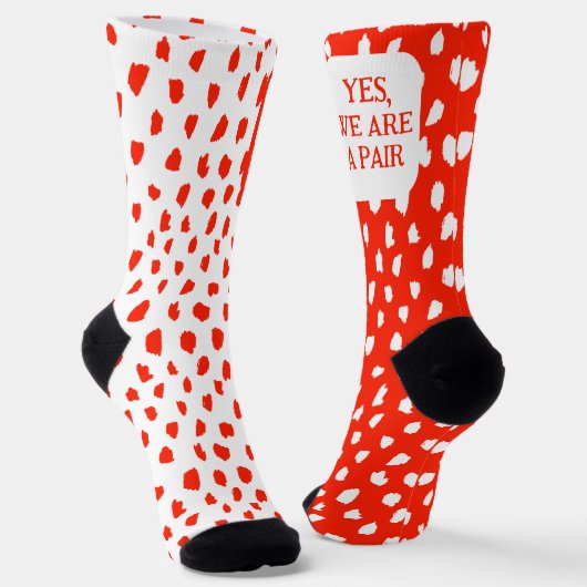 向おもしろいかい合う赤い白のペア ソックス (傾斜あり)