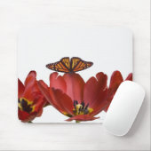 向かって赤いチューリップと（昆虫）オオカバマダラ、モナークの蝶 マウスパッド (マウス)