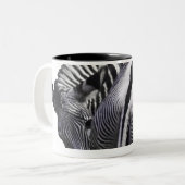 向き直っているシマウマ ツートーンマグカップ (正面左)