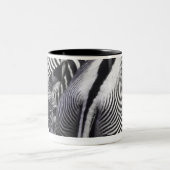 向き直っているシマウマ ツートーンマグカップ (中央)