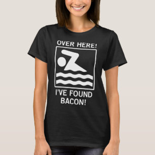 向こうでベーコンの水泳看板が見つかったおもしろい Tシャツ