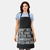 君のアメリカ人の手を食べ物を与え噛みつるな エプロン (着用した状態)