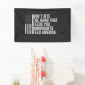 君のアメリカ人の手を食べ物を与え噛みつるな 横断幕 (インサイチュ)