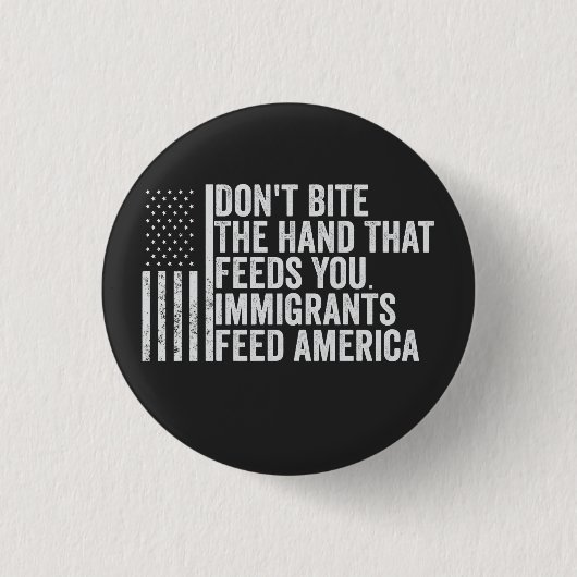 君のアメリカ人の手を食べ物を与え噛みつるな 缶バッジ (正面)