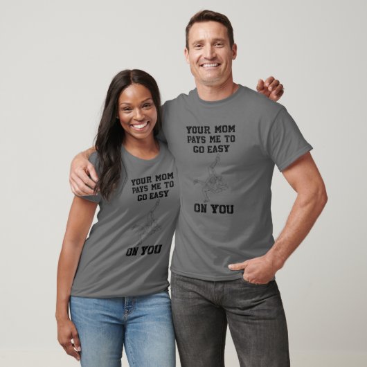 君のカッコいい母は僕に金を払って君の簡単に行くおもしろい Tシャツ (ユニセックス)
