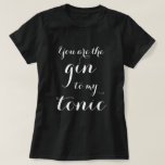 君は僕のトニックタイポグラフィTシャツのジンだ Tシャツ<br><div class="desc">あなたは私のトニックタイポグラフィTシャツのジンだ。飲おもしろい引用文男性へと女性、新結婚規、カップル、新婦と新郎などかわいい誕生日、婚約や結婚披露宴の好意ギフトアイディア友人や家族。アルコールのユーモア。書スタイリッシュ跡タイポグラフィテンプレートまた、おもしろいは、独身者またはバチェロレットのパーティーのための小道具として、女の子の週末の旅行、男の子または女の子の夜など。白と黒のティー。彼カスタムと彼女の服。</div>