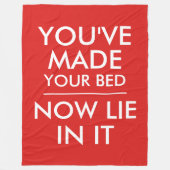 君は寝床に寝かせたねおもしろい フリースブランケット (正面)