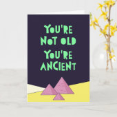 君は年を取っていない、あなたは古い。ハッおもしろいピー誕生 カード (黄色い花)