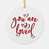 君は愛され絡み合った赤いハート セラミックオーナメント (正面)