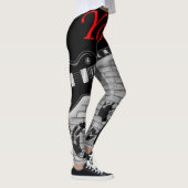 君は黒い赤いレギンスを岩に付けている レギンス (右)