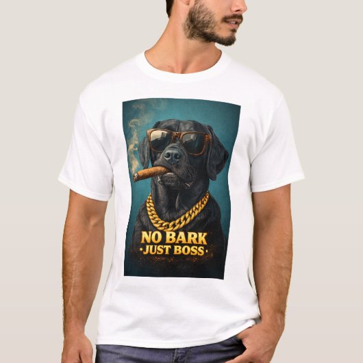 吠えるなボス – シガーとゴールドの力強い犬 Tシャツ (正面)