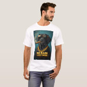 吠えるなボス – シガーとゴールドの力強い犬 Tシャツ (正面フル)