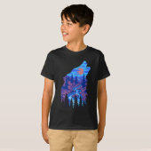 吠えるオオカミのシルエット 森と川の風景 Tシャツ (正面フル)