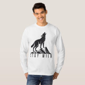 吠えるオオカミの山のシルエット Tシャツ (正面フル)
