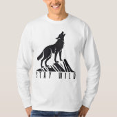吠えるオオカミの山のシルエット Tシャツ (正面)