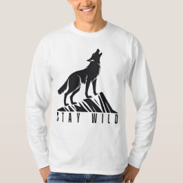 吠えるオオカミの山のシルエット Tシャツ