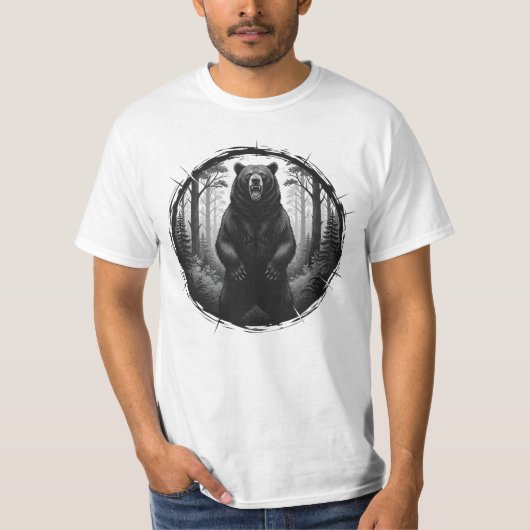 吠えるクマのイラスト – 荒野の森グラフィックT Tシャツ (正面)