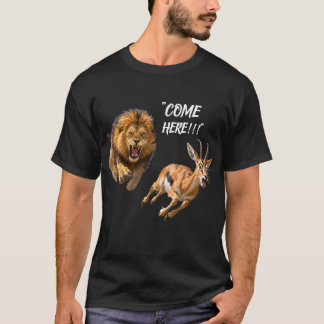 吠えるライオンがパニックに陥ったアンテロープを追う Tシャツ