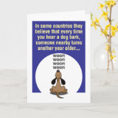 吠える犬のユーモアのあるなバースデー・カード カード (黄色い花)