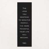 否定的な人々に反応しない引用文モノグラム ヨガマット (正面)