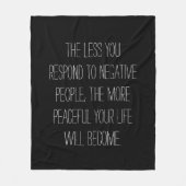 否定的な人々への反応を減らす引用文 |黒 フリースブランケット (正面)