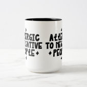 否定的な人にアレルギーがある ツートーンマグカップ (中央)