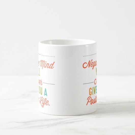 否定的な心は決して前向きな生命を与えません コーヒーマグカップ (中央)