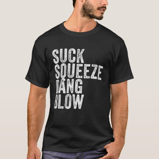 吸って、絞って、バン!と叩いて、吹く! 面白い整備士 楽しい車のデザイン Tシャツ (正面)