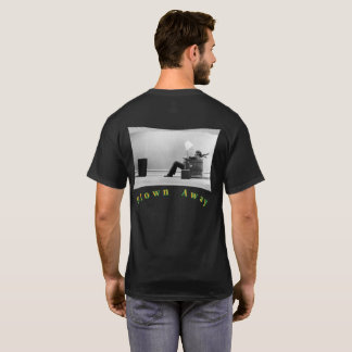 吹き飛ばされた Tシャツ