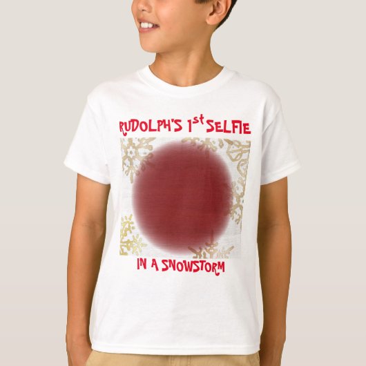 吹雪の中でクリスマス・ルドルフの最初の自撮り Tシャツ (正面)