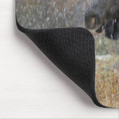 吹雪の中で《植物》アスペンの木々を持つ牛のムース マウスパッド (コーナー)