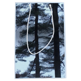 吹雪の中の白い松 –  ミディアムペーパーバッグ