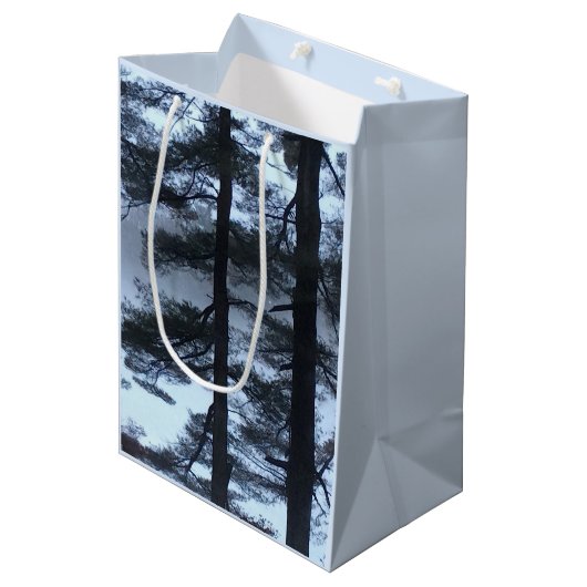 吹雪の中の白い松 –  ミディアムペーパーバッグ (正面アングル)