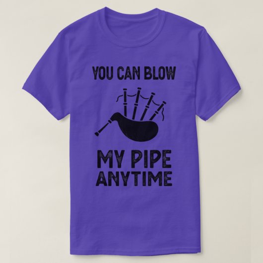 吹My Bagpipe Anytime音楽おもしろい Tシャツ (デザイン正面)