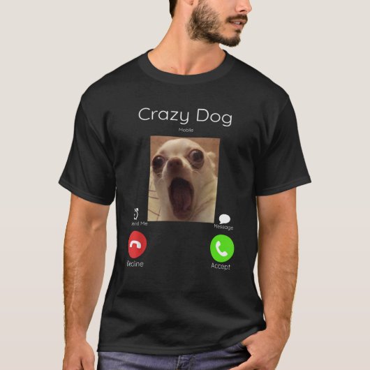 呼び出しミーム熱狂するドッグ目の前カメラ犬ca tシャツ (正面)