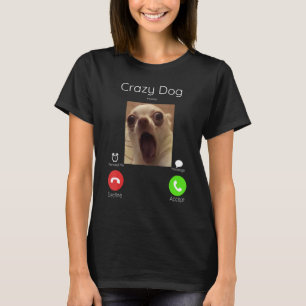 呼び出しミーム熱狂する犬の目の前カメラ – 犬 Tシャツ