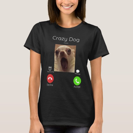 呼び出しミーム熱狂する犬の目の前カメラ – 犬 Tシャツ (正面)
