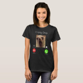 呼び出しミーム熱狂する犬の目の前カメラ – 犬 Tシャツ (正面フル)
