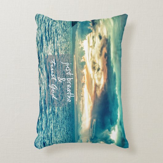 呼吸と信頼の神の信仰引用文 アクセントクッション (正面(垂直))