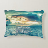 呼吸と信頼の神の信仰引用文 アクセントクッション (裏面)