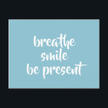 呼吸スマイルビープレゼントアクア肯定引用文 ポストカード<br><div class="desc">「息感動的を吹き込むスマイルが存在する」という確認を掲げたポストカード。呼吸に注意を払い、笑顔で物事に焦点を当て前向き、現在に住み込むことで落ち着きを保つ事を思い出させる。ヨガ、瞑想、またはマインドフルネスを練習する人のための理想的なマントラ。活字デザインは青い背景に白い文字を付けている。</div>