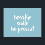 呼吸スマイルビープレゼントアクア肯定引用文 ポストカード<br><div class="desc">「息感動的を吹き込むスマイルが存在する」という確認を掲げたポストカード。呼吸に注意を払い、笑顔で物事に焦点を当て前向き、現在に住み込むことで落ち着きを保つ事を思い出させる。ヨガ、瞑想、またはマインドフルネスを練習する人のための理想的なマントラ。活字デザインは青い背景に白い文字を付けている。</div>