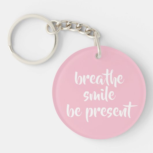 呼吸スマイルプレゼントピンク肯定引用文 キーホルダー (正面)