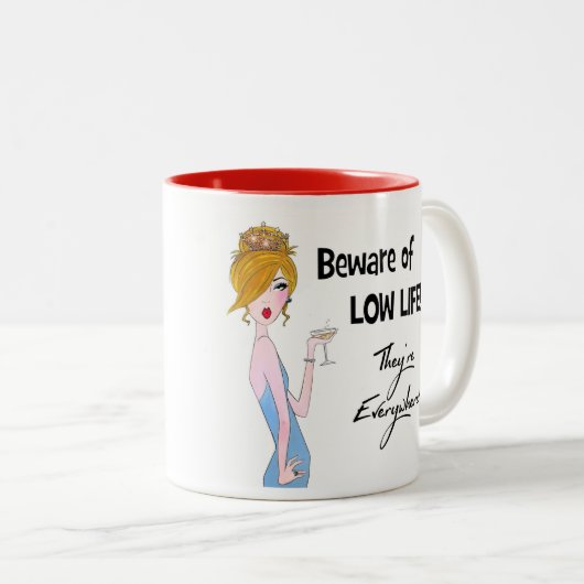 「命が低いのに気をつけろ!どこにでもいる!」 ツートーンマグカップ (正面右)