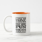 命は命懸けだ ツートーンマグカップ (左)